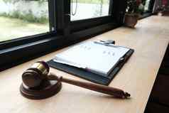 法律法律槌子笔记本木表格律师律师正义工作场所