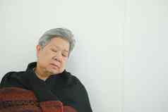 老女人采取La2亚洲上了年纪的高级打盹睡觉白色墙