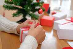 男人。包装圣诞节礼物现在盒子圣诞节一年假期庆祝活动