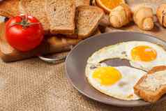 餐早餐板炸鸡蛋烤面包黄油羊角面包面包