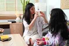 可爱的亚洲女孩假装医生护士接种疫苗年轻的妹妹