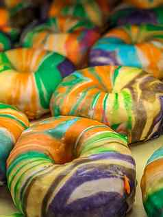 视图各种各样的甜甜圈烘焙表特色甜甜圈彩虹糖衣