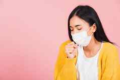 女人穿医疗面具保护防止感染冠状病毒科维德咳嗽