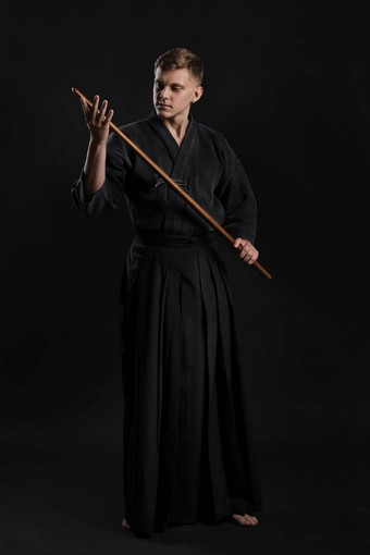 剑道老师穿传统的日本和服练习<strong>武术</strong>艺术shinai竹子剑黑色的工作室背景