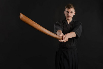 剑道老师穿传统的日本和服练习<strong>武术</strong>艺术shinai竹子剑黑色的工作室背景