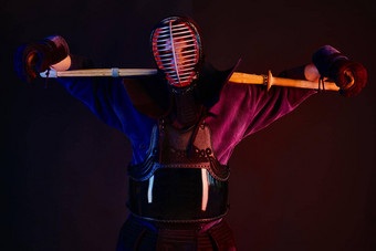 关闭拍摄<strong>剑道</strong>战斗机穿护甲传统的和服头盔练习武术艺术shinai竹子<strong>剑</strong>黑色的背景
