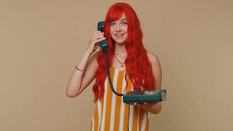 快乐的红色的头发女孩秘书会说话的《<strong>连线</strong>》杂志古董电话嘿调用回来