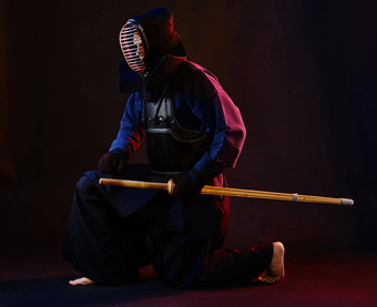 关闭拍摄剑道战斗机穿护甲传统的和服头盔练习<strong>武术</strong>艺术shinai竹子剑黑色的背景