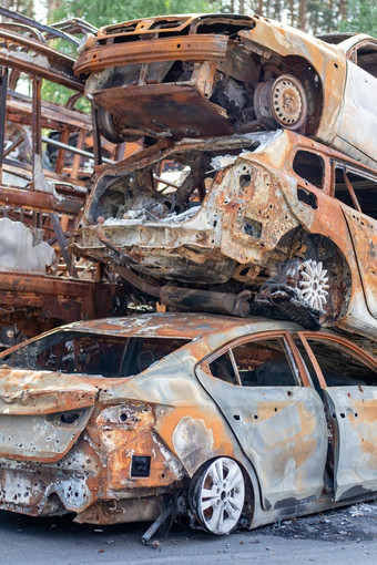 很多生锈的烧汽车irpen拍摄俄罗斯军事俄罗斯的战争乌克兰墓地摧毁了汽车平民疏散战争区