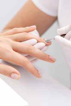 女人接收指甲护理过程