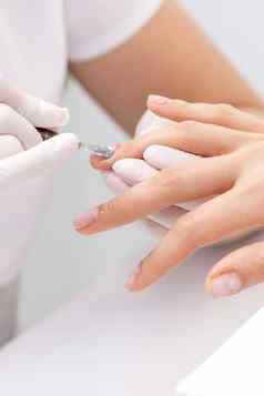 女人接收指甲护理过程