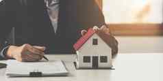 关闭业务女人指出签署协议购买房子银行经理真正的房地产概念