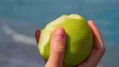 女人吃苹果水果健康的零食夏天