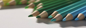 彩色的铅笔集松散安排表面安排行