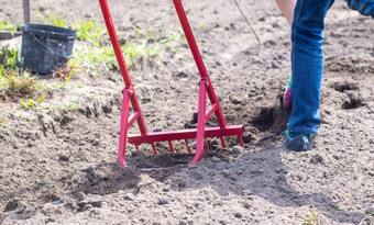 农民牛仔裤挖掘地面红色的叉形铲奇迹铲方便的工具手册cultivatorcultivator非常<strong>高效</strong>。手工具耕作放松床上