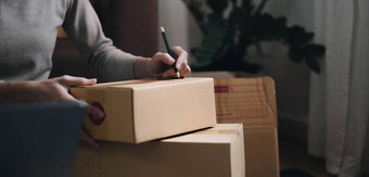 开始小企业锻造主人女企业家写地址收据盒子检查在线订单准备包盒子出售客户锻造业务的想法在线