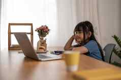 亚洲孩子们女孩移动PC电脑在线研究在家教育在家教育在线研究首页检疫在线学习电晕病毒教育技术概念