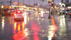 灯反射路多雨的天气棕榈树降雨加州