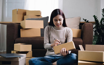 开始小企业锻造主人女企业家写地址收据盒子检查在线订单准备包盒子出售客户锻造业务的想法在线