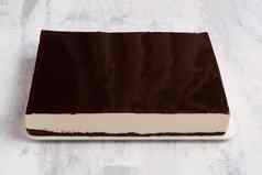特写镜头拍摄单层巧克力蛋糕白色板