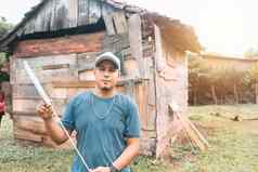 拉丁美洲人男人。持有黑色的粉火箭烟花庆祝活动里瓦斯尼加拉瓜