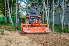 农民迷你拖拉机放松土壤草坪上土地培养表面水准测量
