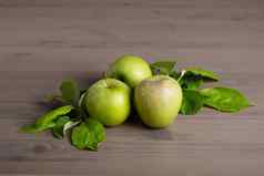 新鲜的成熟的绿色苹果苹果树叶子木背景