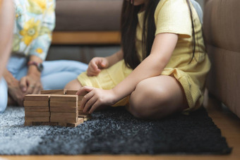 女孩玩木在<strong>app</strong> store中查看构造函数祖母首页休闲活动孩子们首页