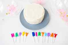 色彩斑斓的蜡烛快乐生日刻字孤立的白色背景五彩纸屑bento蛋糕假期惊喜概念