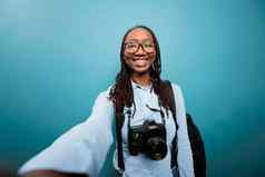 快乐的微笑年轻的成人摄影师数码单反相机相机采取自拍照片