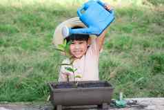 女孩穿他帮助妈妈。花园园丁可爱的女孩种植花锅出售家庭小业务