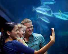 妍集中鱼裁剪拍摄女孩郊游水族馆