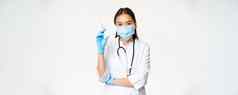 疫苗接种医疗保健概念亚洲女医生护士医疗脸面具手套持有注射器疫苗白色背景