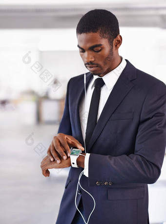 连接数字世界裁剪视图年轻的商人穿<strong>智能手表</strong>数字接口屏幕内容设计受版权保护