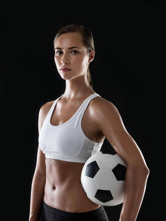 准备好了球滚动肖像运动年轻的女人准备好了玩游戏足球