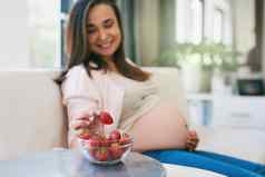 吃零食健康的拍摄怀孕了女人吃零食草莓