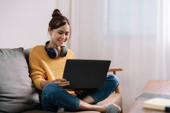 年轻的亚洲女人谈话聊天移动PC房子工作首页视频会议在线会议视频调用虚拟会议远程学习电子学习