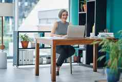 在线工具改善效率生产力拍摄成熟的女商人移动PC坐着桌子上