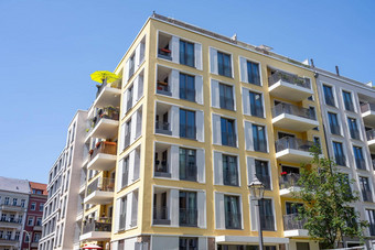 现代<strong>公寓</strong>房子黄色的阳伞