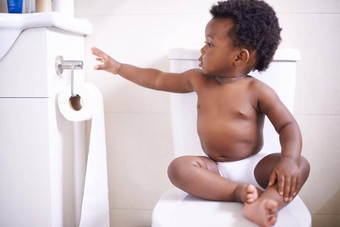 如厕培训使<strong>厕所</strong>。。。纸拍摄婴儿男孩坐着<strong>厕所</strong>。。。达到<strong>厕所</strong>。。。纸