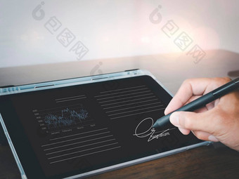 商人电子笔标志签名电子电子签名数据表文档管理无纸化办公室概念商人手写笔笔签署文档数字平板电脑