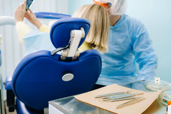 牙医保护面具坐在病人需要自拍照片工作