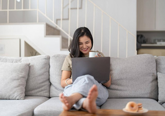 快乐年轻的亚洲女人谈话聊天移动PC房子工作首页视频会议在线会议视频调用虚拟会议远程学习电子学习