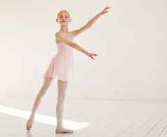 跳舞设计简单的元素拍摄年轻的芭蕾舞女演员跳舞工作室