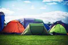 伟大的度假大集团帐篷搭在户外