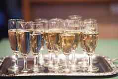 眼镜香槟银托盘家庭庆祝活动