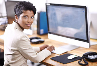 妍<strong>勤奋</strong>的工人肖像有吸引力的女商人工作桌面电脑