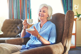 享受退休裁剪拍摄高级女人喝杯<strong>茶首页</strong>