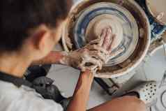 平躺女陶器主工作粘土工作室手工制作的过程创建能轮