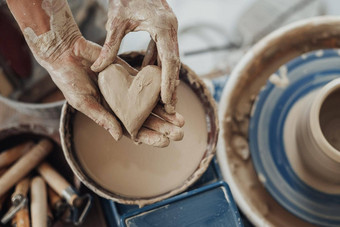 陶器主持有心精心制作粘土手工制作的工作